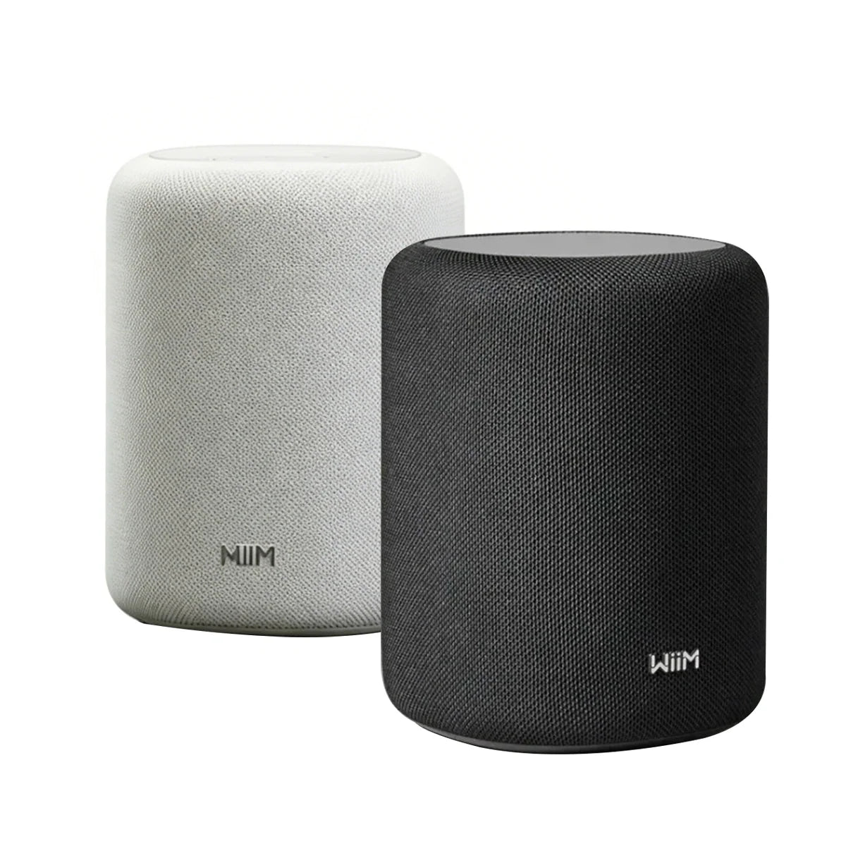 Duas caixas WiiM Sound Lite, uma branca e uma preta, sobre fundo branco