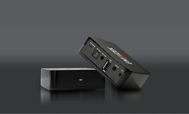 Front and back images of EMiUZEK R10 product