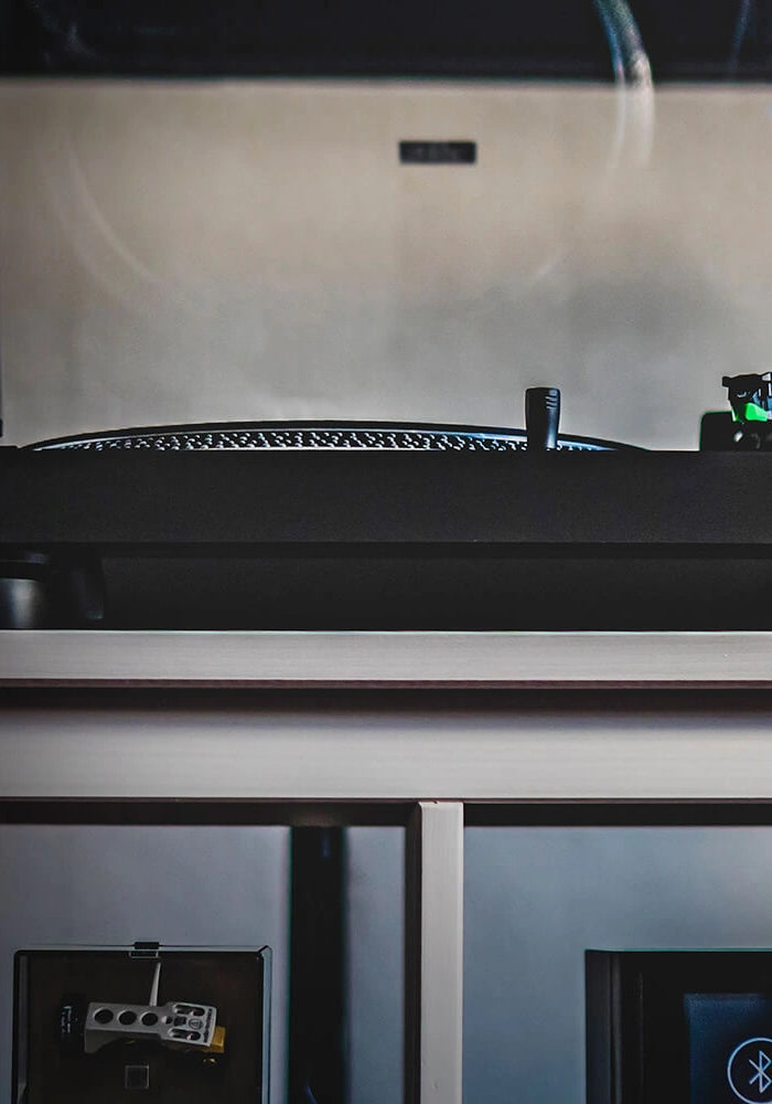 <h4>/ Multiple Connectivity Options</h4><h1>Wireless, USB or<br/>Analog<br/>Connection</h1>