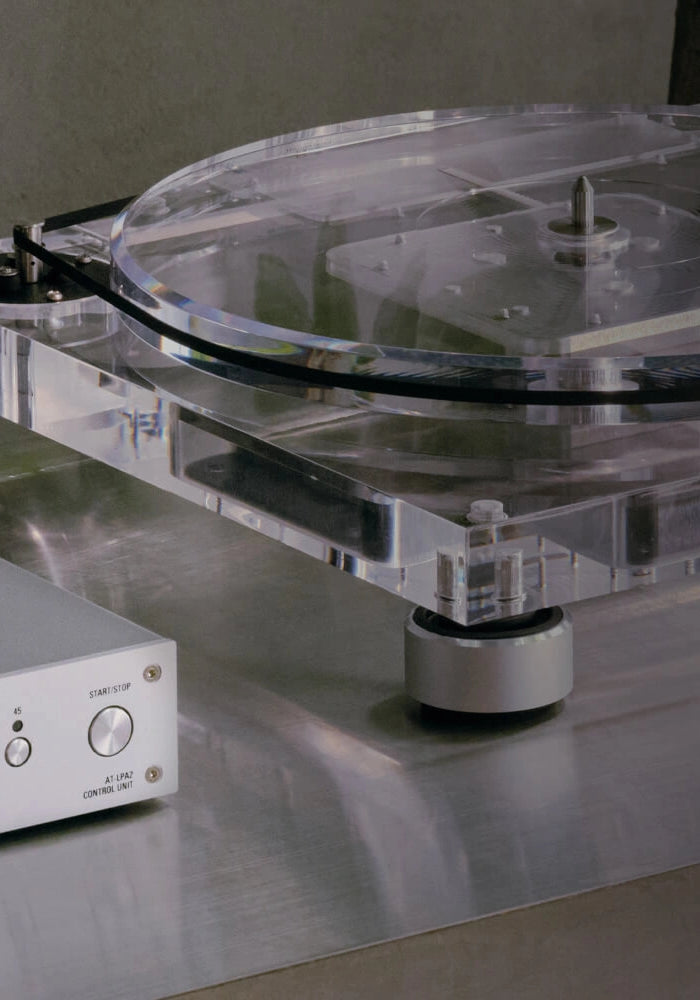 <h4>/ Quiet, Stable Performance</h4><h1>External Power<br/>Supply and<br/>Control Unit</h1>