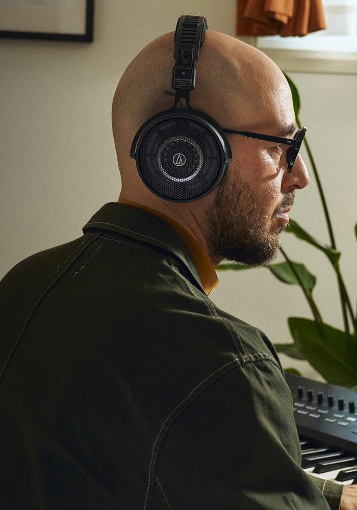 <h4>/ Extended Comfort</h4><h1>Lightweight<br/>Design</h1>